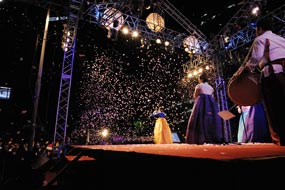 洋溢著傳統(tǒng)美與興致的2019燃燈會